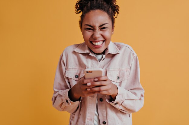 スマートフォンを使用して興奮した女性