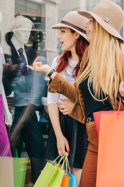 Foto gratuita donne eccitate in piedi alla boutique