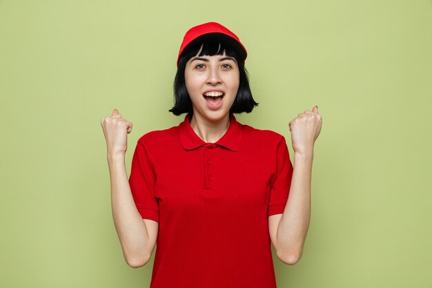 흥분된 젊은 백인 배달 소녀 유지 주먹