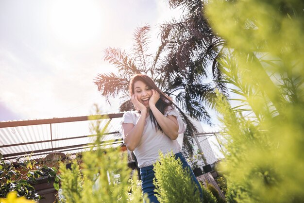 温室で植物を見て興奮した若い女性