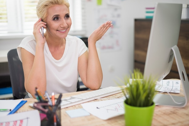 Il dirigente dell'azienda parla al telefono