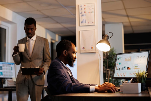 Free photo executive manager looking at financial graphs on computer