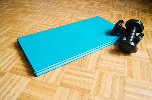 Free photo exercise mats and dumbbells