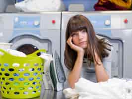 Foto gratuita esausta bella signora in lavanderia