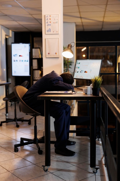 Foto gratuita direttore esausto con sindrome di burnout che si riposa al lavoro