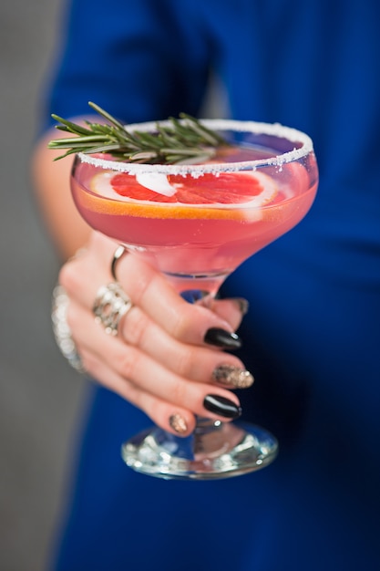 Foto gratuita il cocktail esotico e le mani femminili