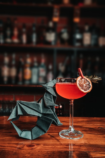 Foto gratuita cocktail esotico con origami