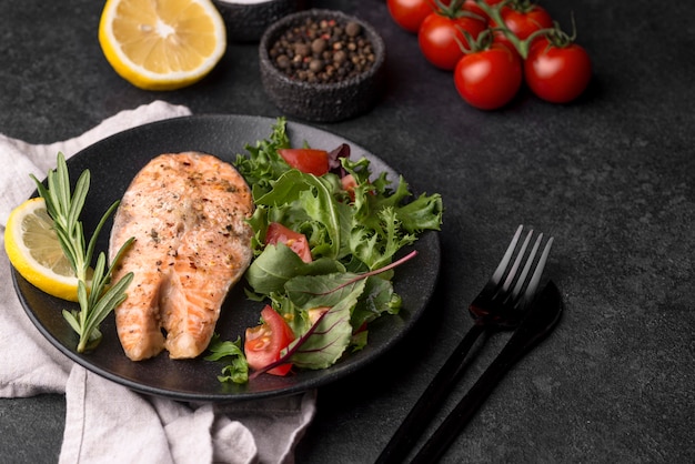 Foto gratuita esotico fetta tagliata di frutti di mare salmone alta vista