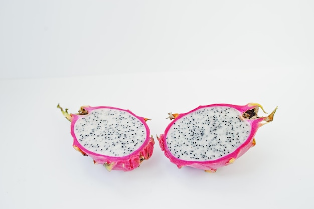 이국적인 과일 pitaya 또는 pitahaya 용 과일 Hylocereus undatus 흰색 배경에 고립 건강한 식생활 다이어트 음식