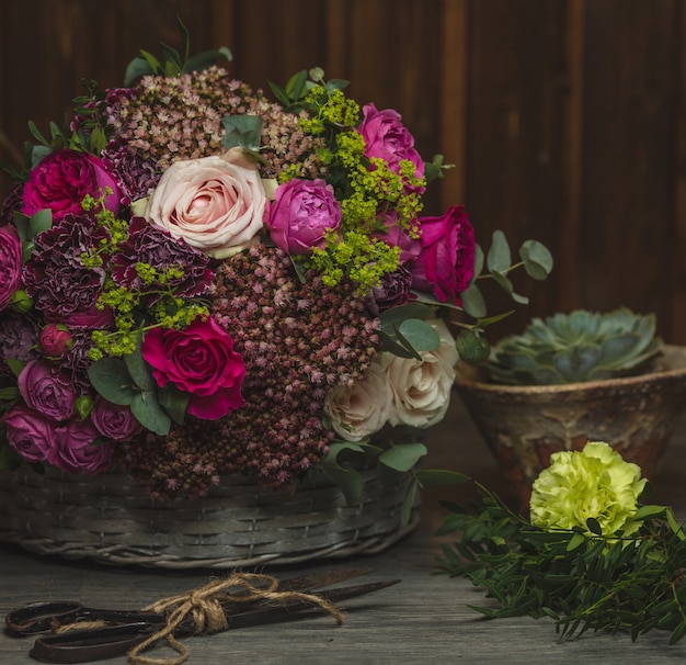 Foto gratuita un mazzo di fiori esotico, ma rustico, in colori misti