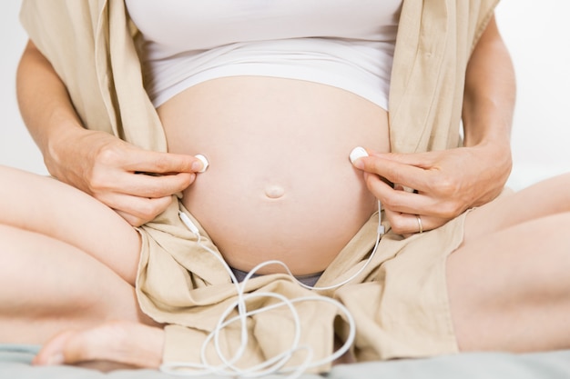 妊娠中の母親が音楽を聴いて赤ちゃんを作る