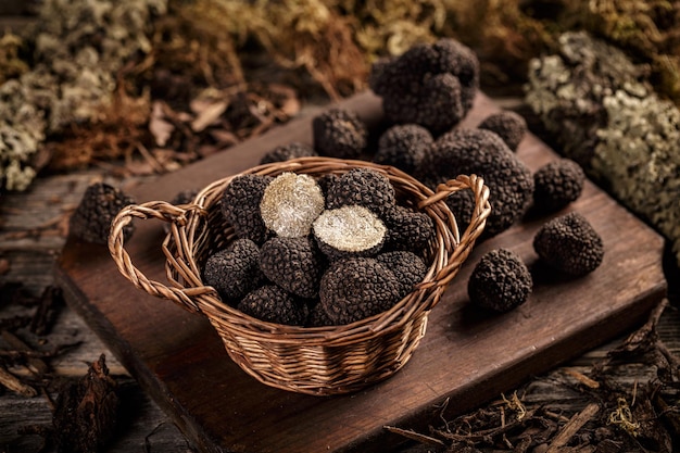 Дорогие черные трюфели изысканные грибы в плетеной корзине