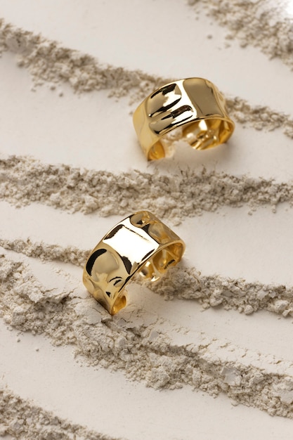 Foto gratuita anello d'oro costoso con sfondo di polvere bianca