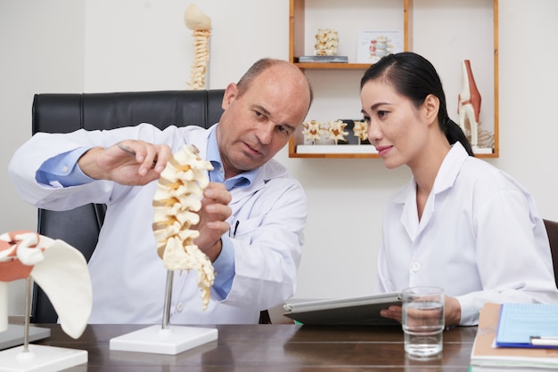 Free photo explaining spine problem