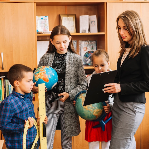 Бесплатное фото Объяснение материала преподавателем