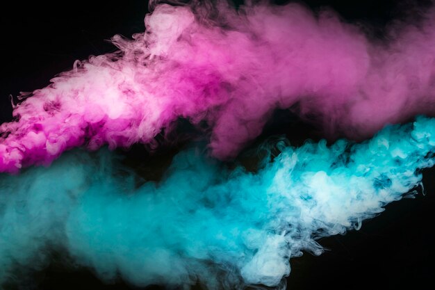 黒の背景に青とピンクの煙の爆発 プレミアム写真