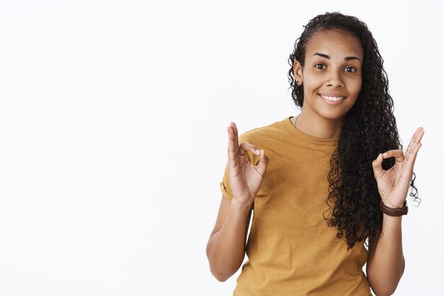 茶色のTシャツで表現力豊かなアフリカ系アメリカ人の女の子