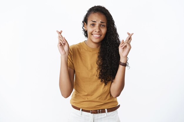 茶色のTシャツで表現力豊かなアフリカ系アメリカ人の女の子