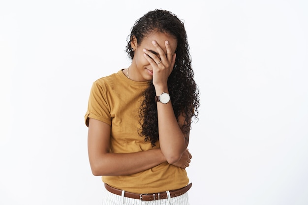Espressiva ragazza afro-americana in maglietta marrone