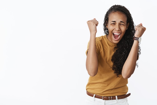 Free photo expressive african-american girl in brown tshirt