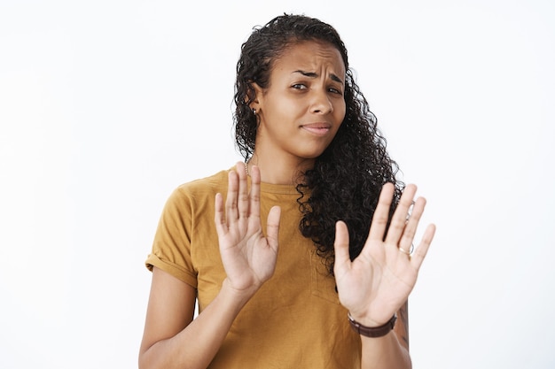 Free photo expressive african-american girl in brown tshirt