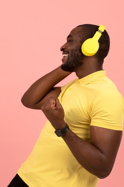 Foto gratuita uomo afroamericano espressivo che ascolta la musica