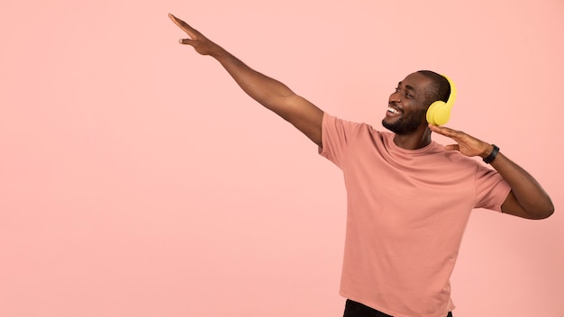 Foto gratuita uomo afroamericano espressivo che ascolta la musica