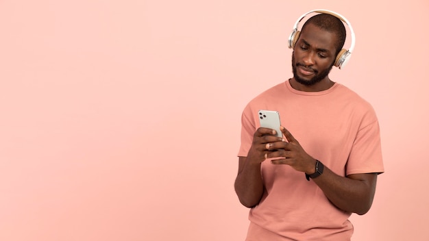 Free photo expressive african american man listening to music