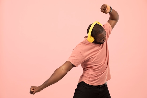 Free photo expressive african american man listening to music