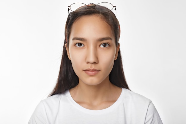 Free photo expressive asian girl posing indoor