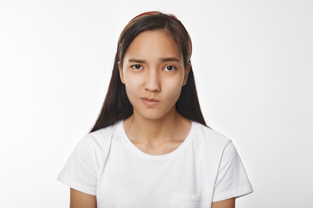 실내 포즈 표현 아시아 소녀