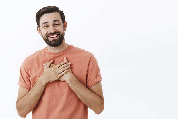 オレンジ色のTシャツで表現力豊かなひげを生やした男