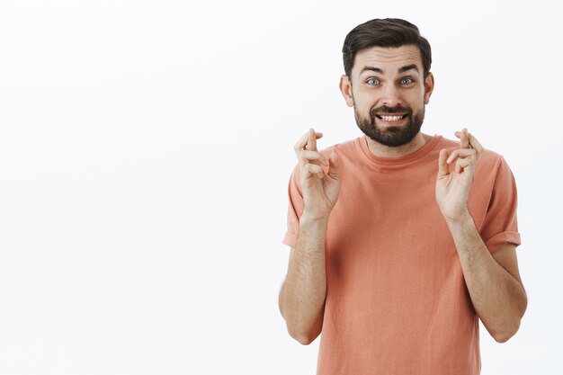 オレンジ色のTシャツで表現力豊かなひげを生やした男