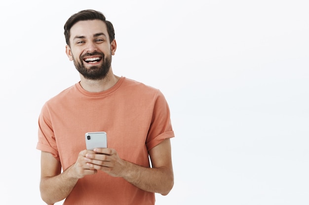 Free photo expressive bearded man in orange tshirt