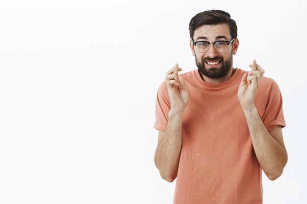 オレンジ色のTシャツで表現力豊かなひげを生やした男