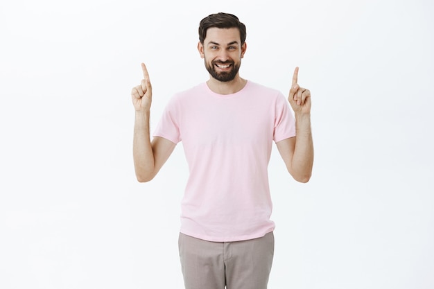 Uomo barbuto espressivo in maglietta rosa