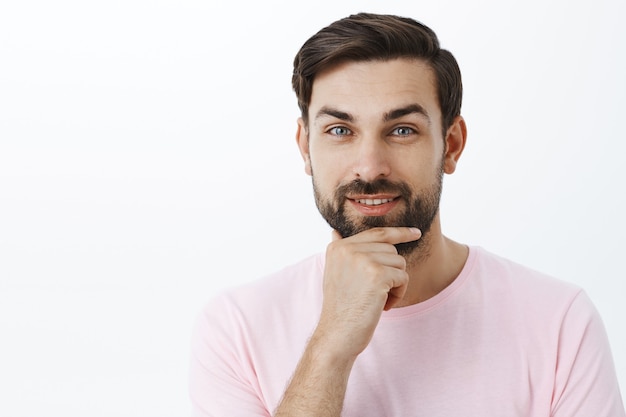 ピンクのTシャツで表現力豊かなひげを生やした男