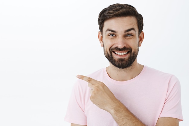 Выразительный бородатый мужчина в розовой футболке