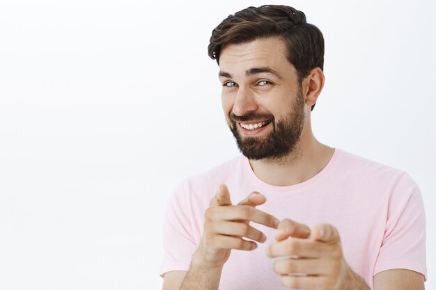Выразительный бородатый мужчина в розовой футболке