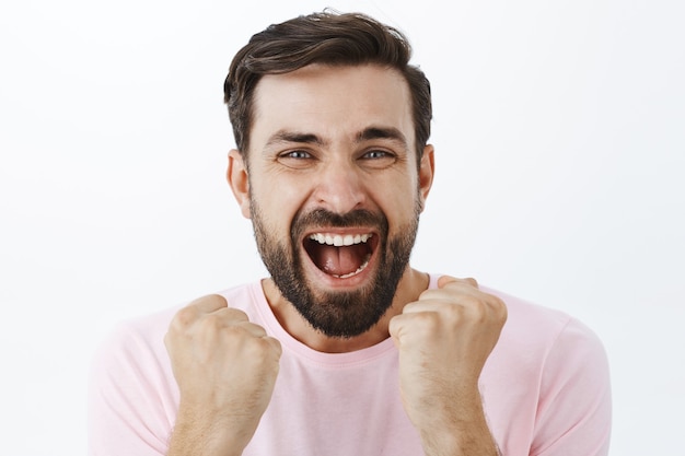 ピンクのTシャツで表現力豊かなひげを生やした男