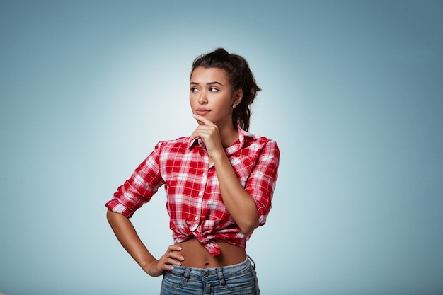 Foto gratuita donna castana espressiva che indossa camicia a righe