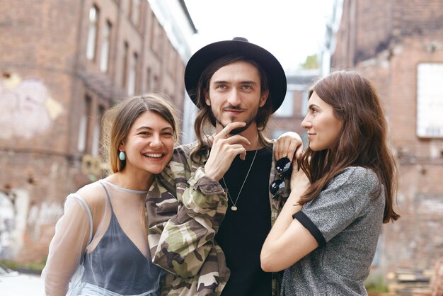 Free photo expressive friends posing outdoor