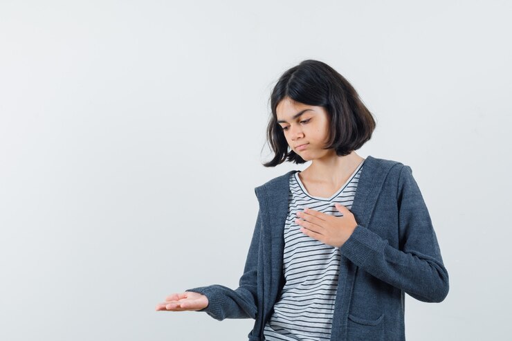 無料Photo 表情豊かな女の子がスタジオでポーズをとっている