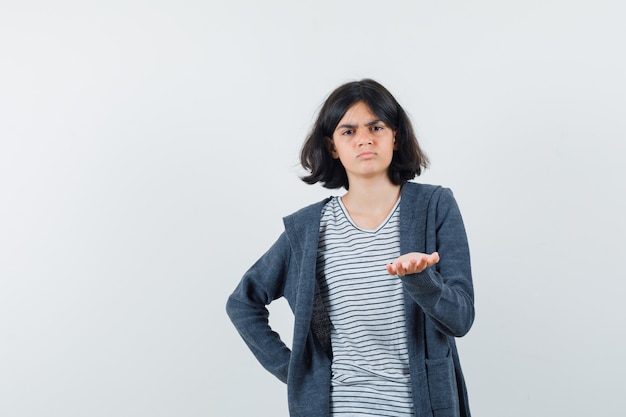 Una ragazza espressiva posa in studio