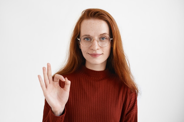 Una signora espressiva in posa in studio