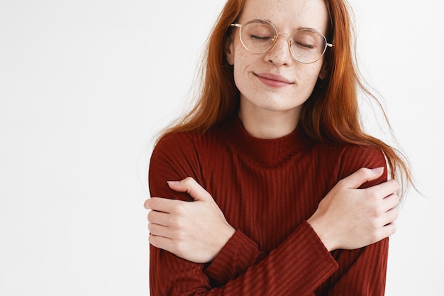 Foto gratuita una signora espressiva in posa in studio