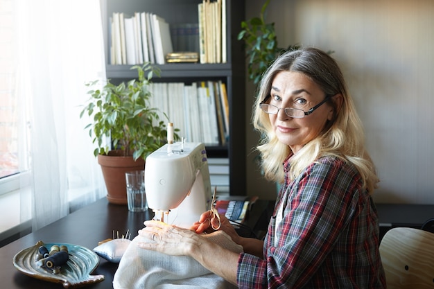 Posa di mezza età espressiva della donna