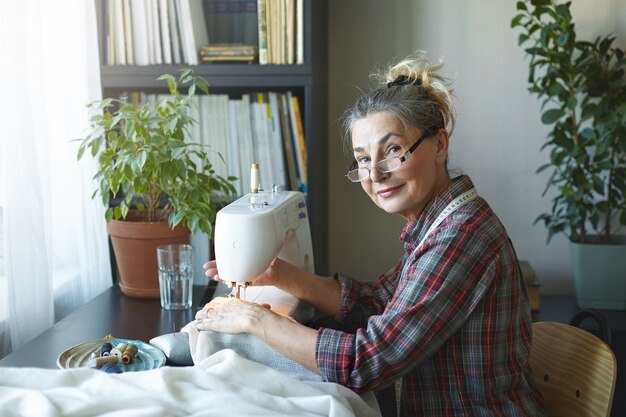 Foto gratuita posa di mezza età espressiva della donna