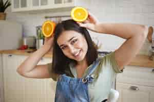 Foto gratuita posa graziosa espressiva della donna