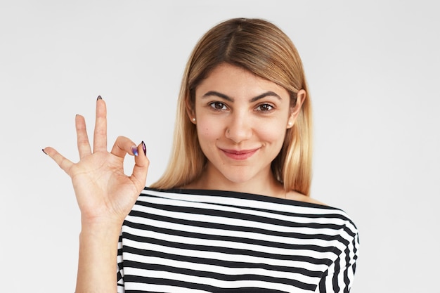 Foto gratuita posa graziosa espressiva della donna